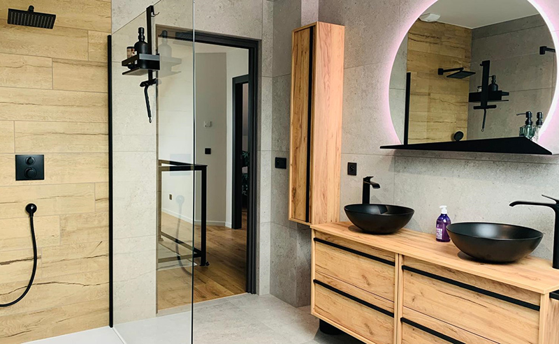Maison équipée avec le carrelage et le mobilier salle de bain par le magasin Carrelage et bain à Annecy