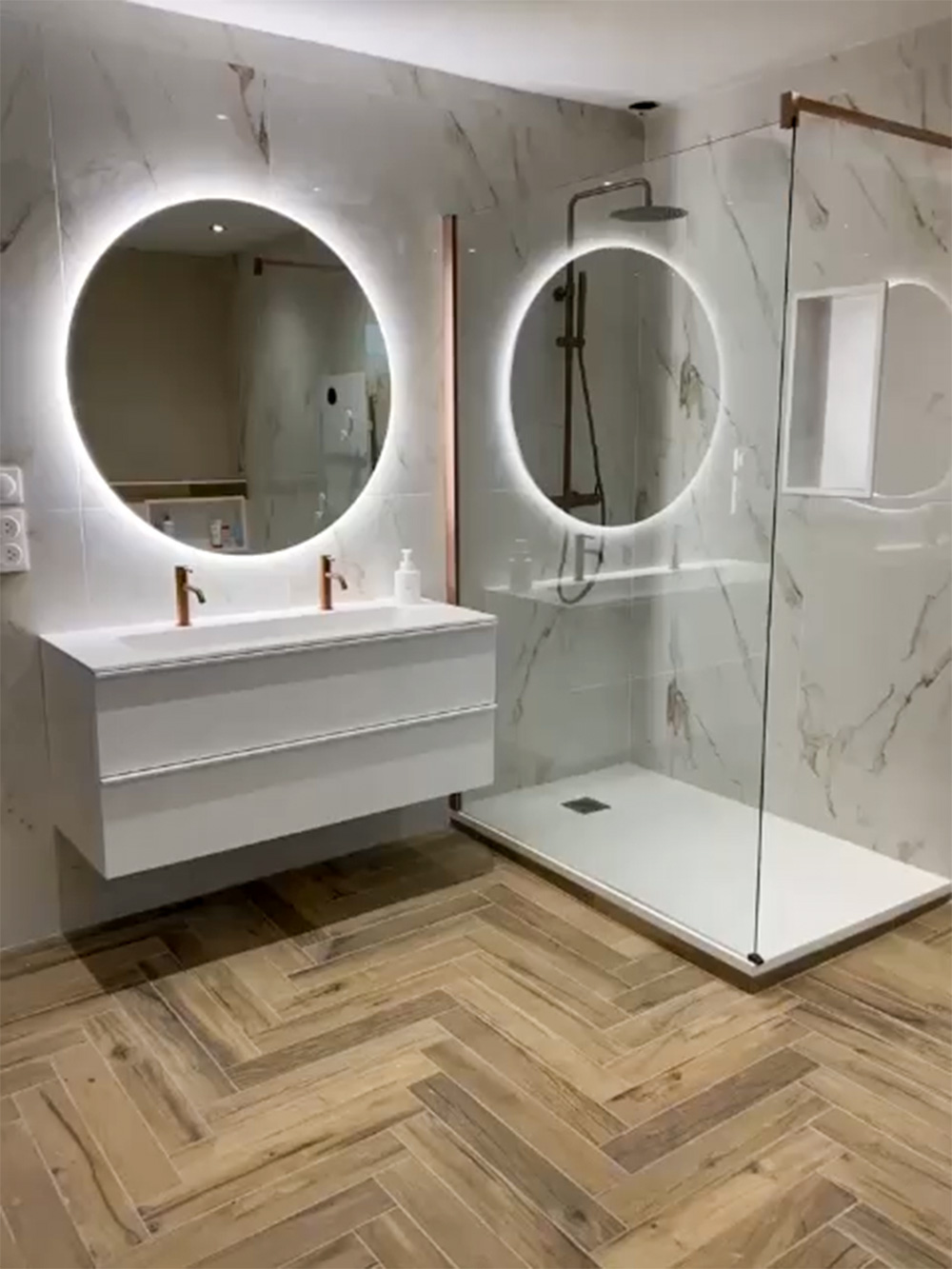 Après travaux, la salle de bain est élégante et fonctionnelle