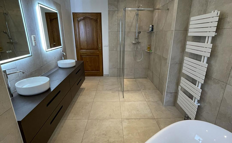 Réalisation d’un projet de rénovation complet à Jonville en Woevre, incluant salle de bain et carrelage posé par Balland Epinal.