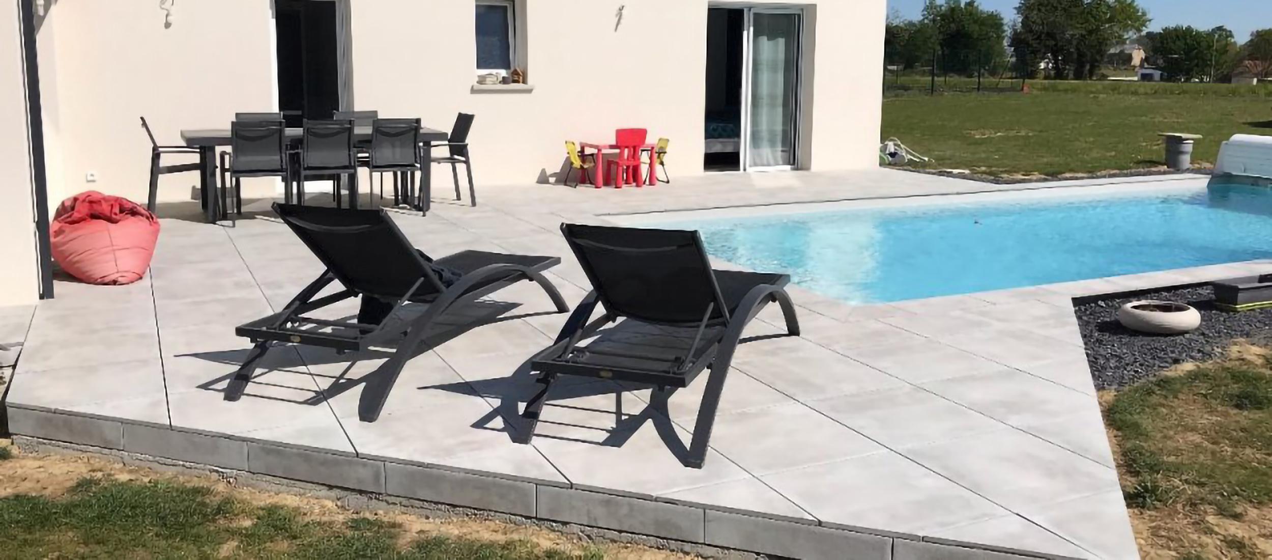 Aménagement d'une terrasse avec du carrelage extérieur gris antidérapant