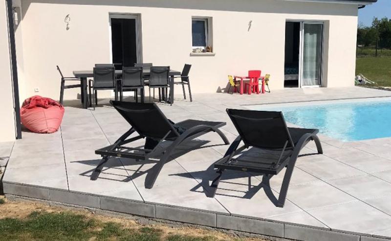 Aménagement d'une terrasse avec du carrelage extérieur gris antidérapant