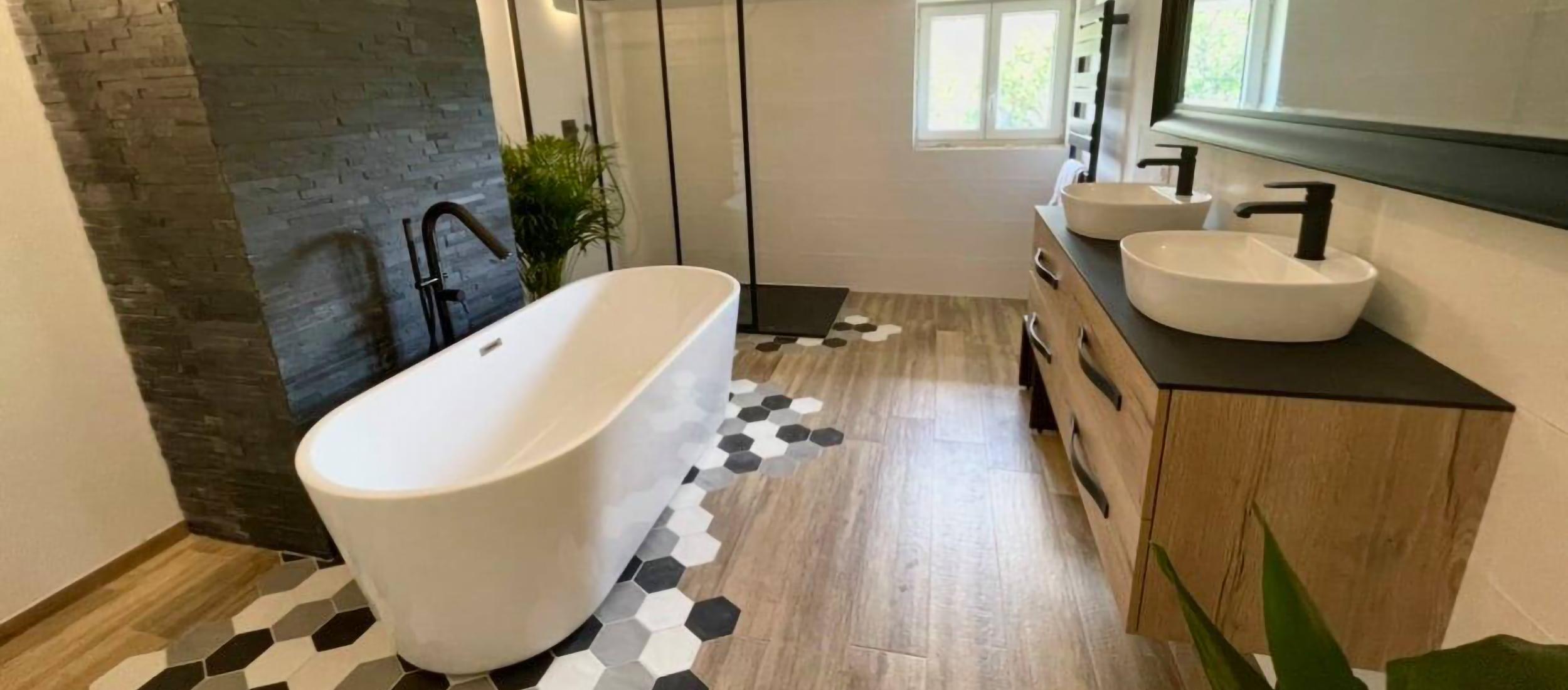 Salle de bain moderne avec du carrelage effet parquet et  à motifs