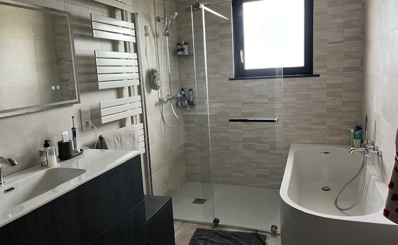 Rénovation de salle de bain avec carrelage grès cérame par le magasin Carrelage et Bain Junet