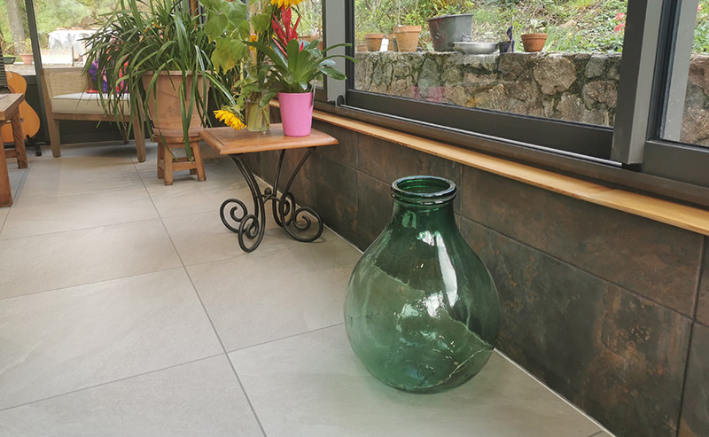 Véranda rénovée avec un carrelage intemporel par Carrelage et Bain Junet