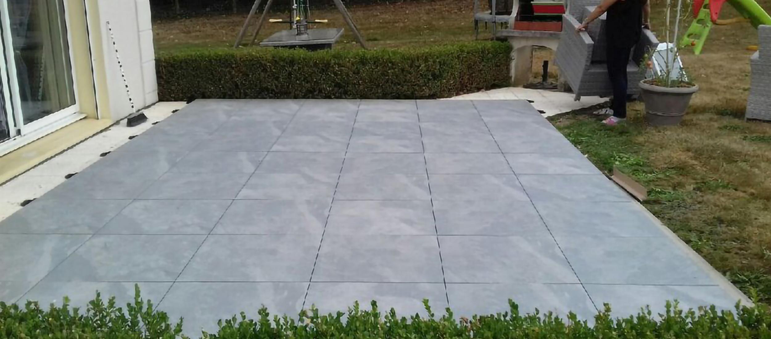 Terrasse sur plots avec carreaux à épaisseur de 20 mm