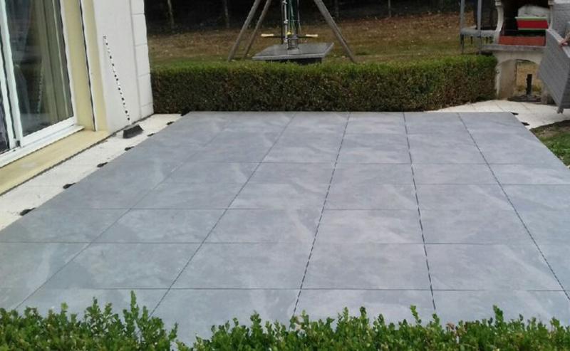 Terrasse sur plots avec carreaux à épaisseur de 20 mm