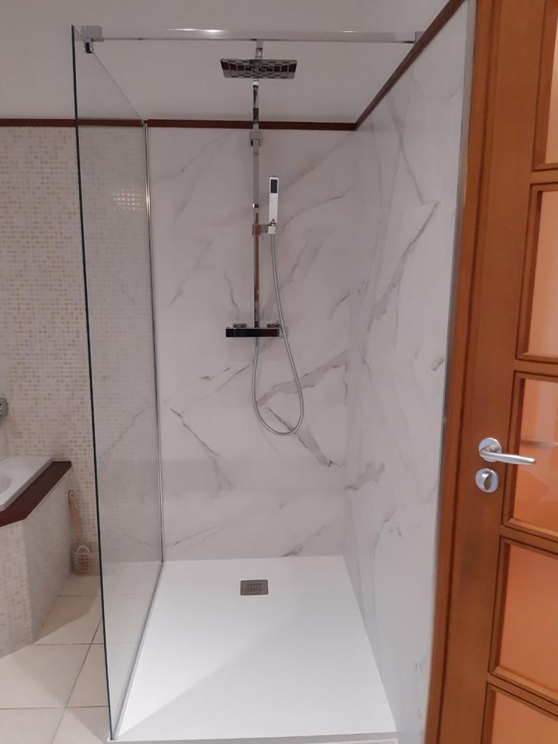 Salle de bain douche avec son carrelage