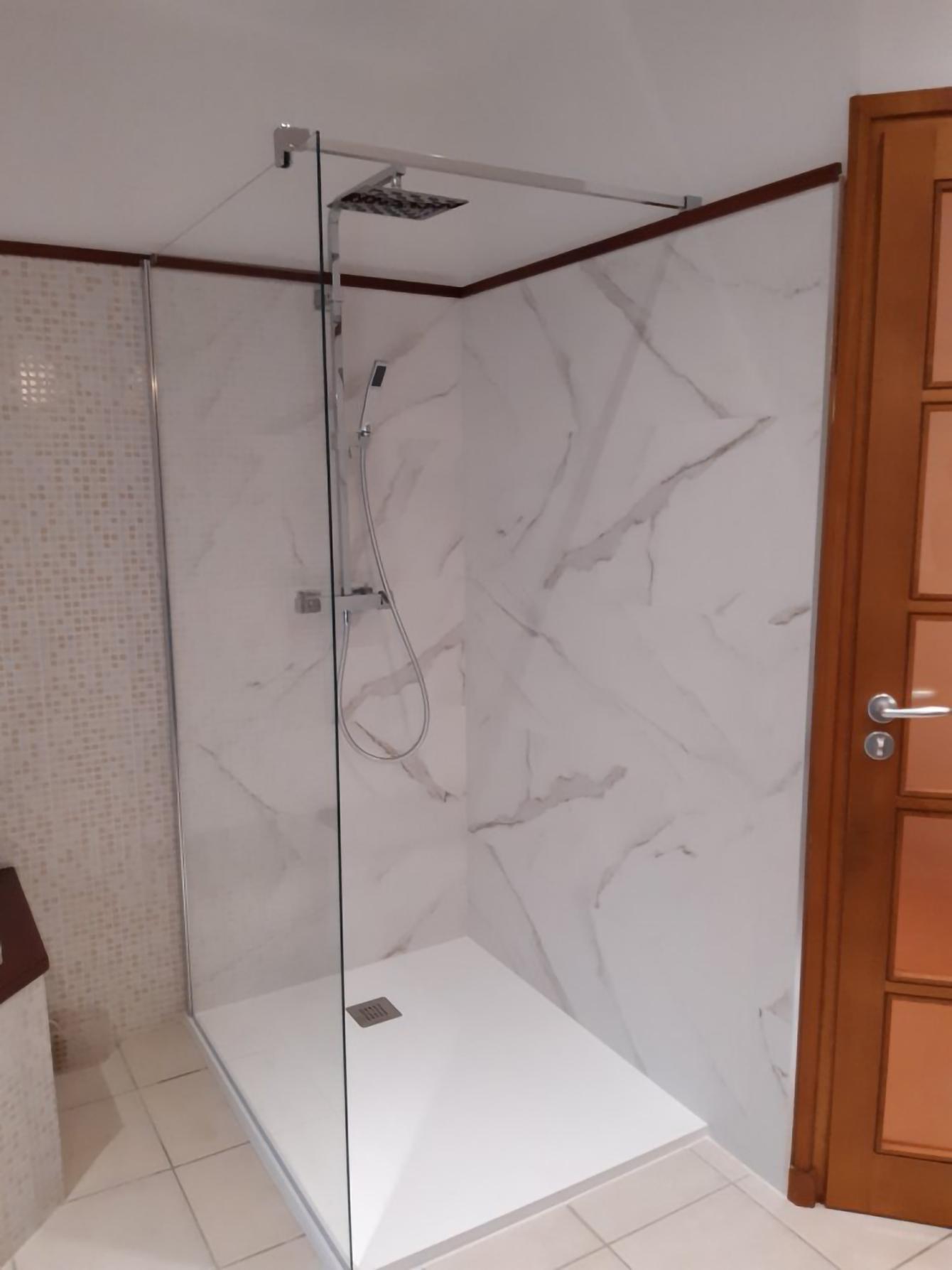 Salle de bain douche avec son carrelage