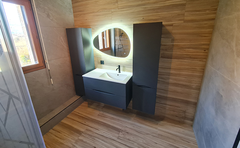 Nouvelle salle de bain rénovée avec carrelage effet bois – Le Carrelage Bugiste Belley