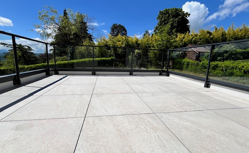 Réalisation d'une terrasse extérieure par le magasin Carrelage et Bain à Belley