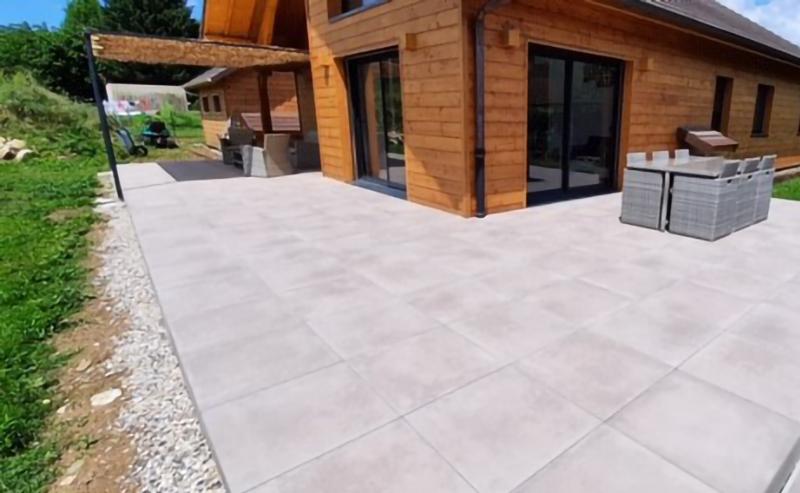 Terrasse sur plot réalisée par carrelage et bain à Belley