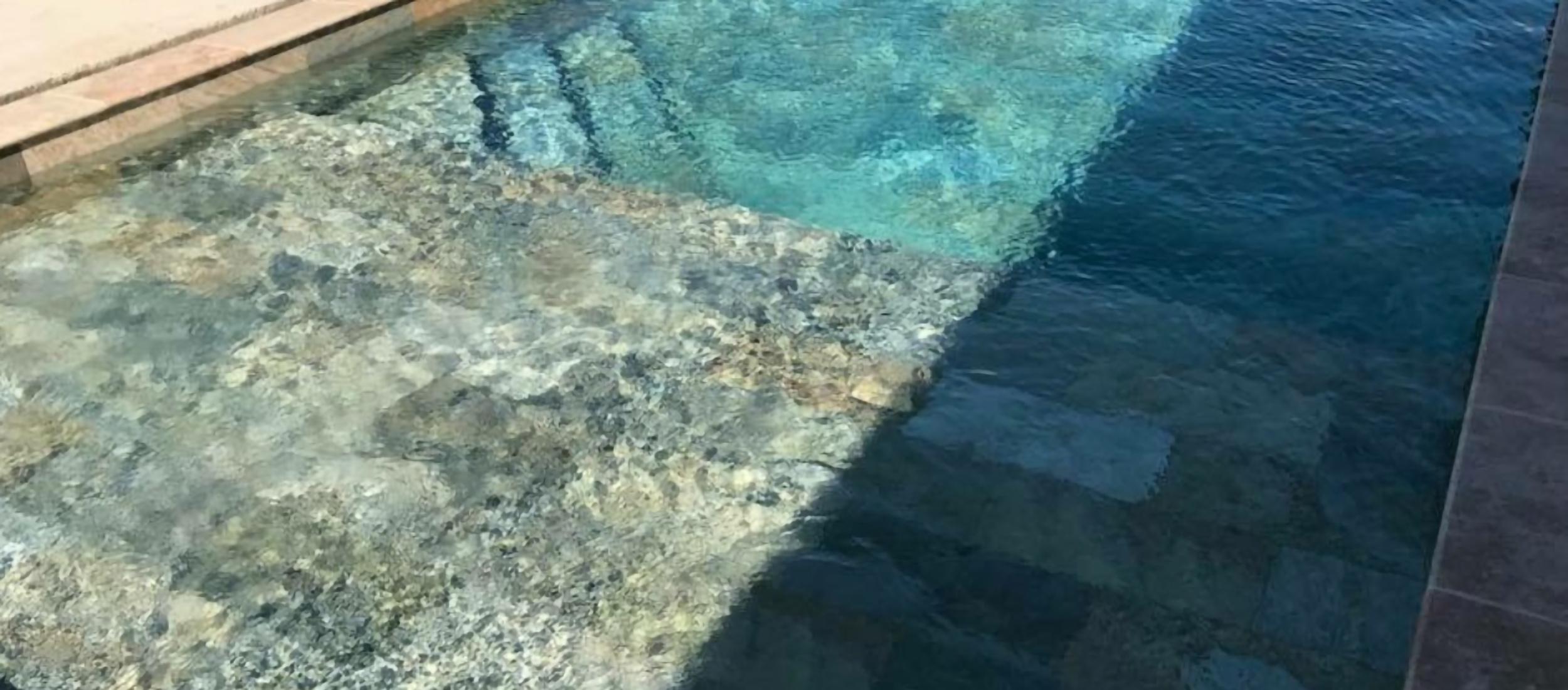 Réalisation bassin de piscine avec pierre de bali