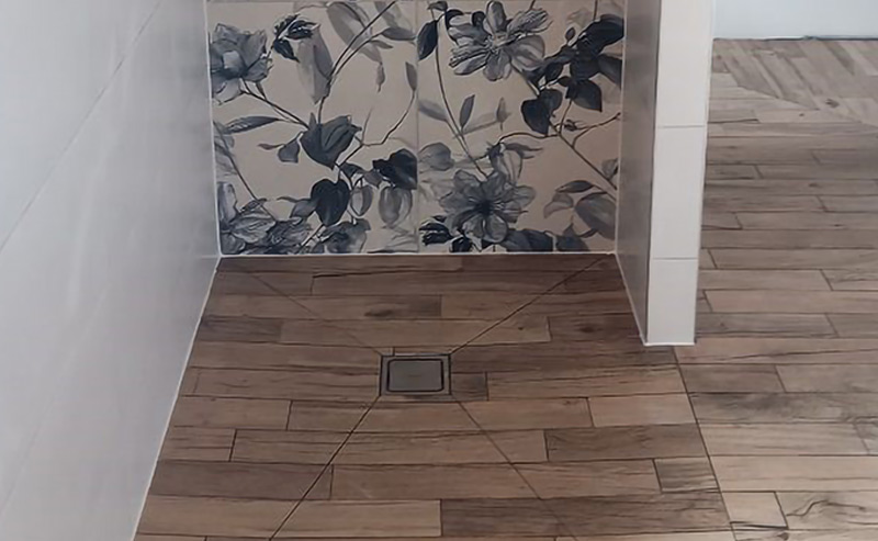 Réalisation carrelage effet bois par le magasin carrelage et bain à Dijon