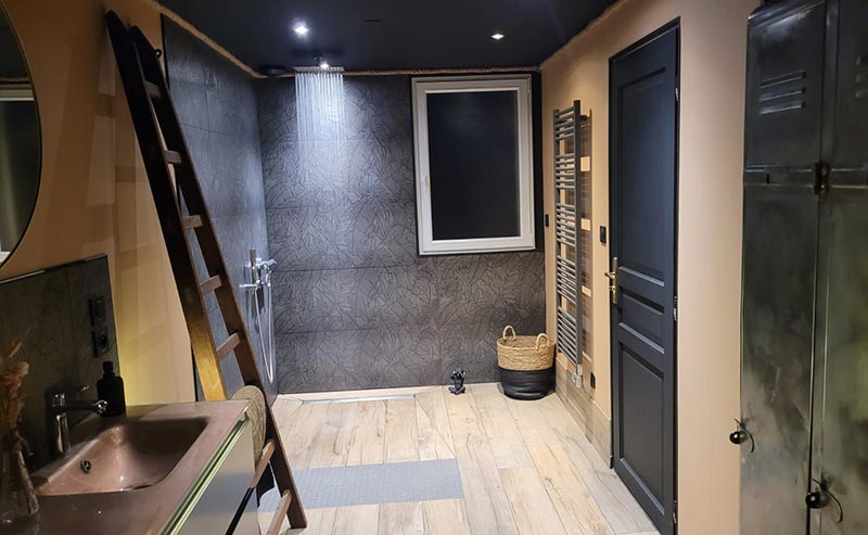 Réalisation Salle de Bain avec un arrelage Imitation Parquet Bois et Carreaux à Motif Floral