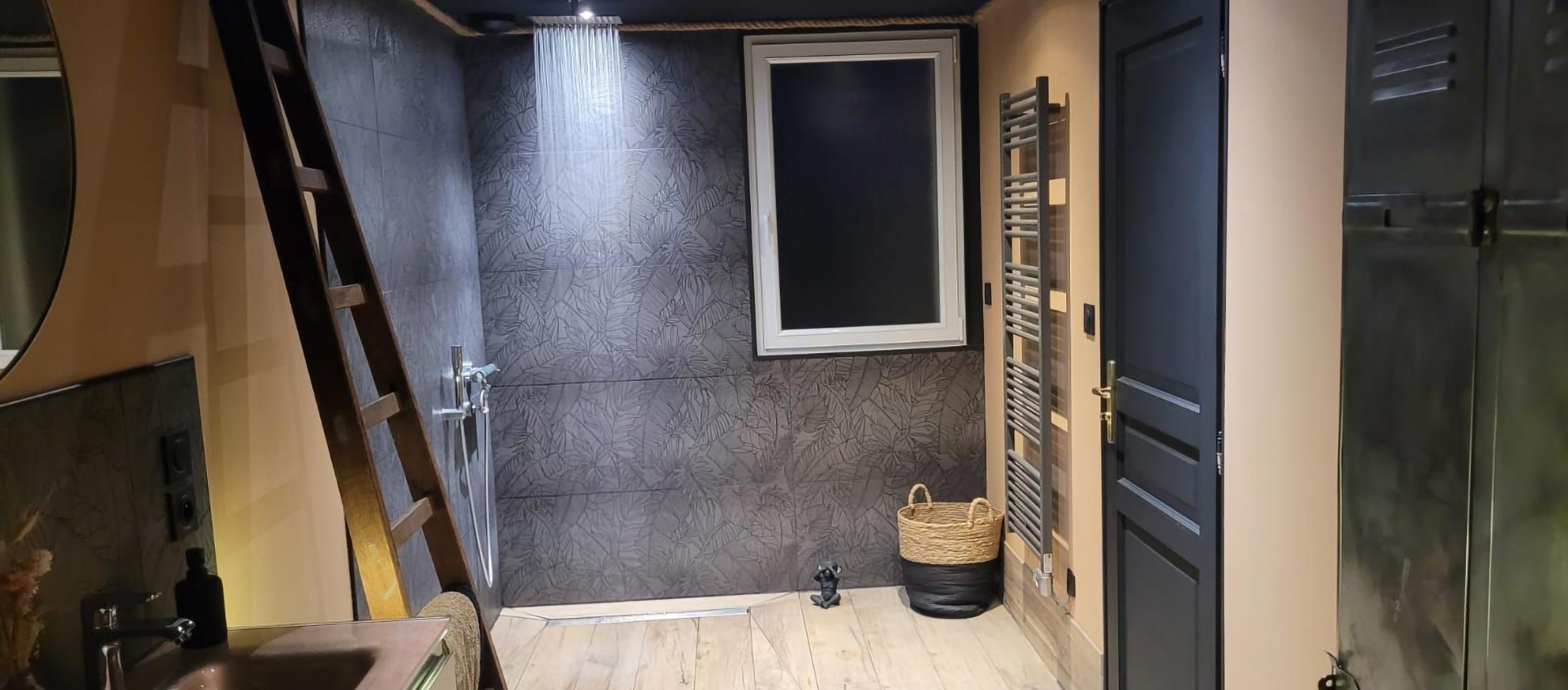 Salle de Bain avec un carrelage Imitation Parquet Bois et Carreaux à Motif Floral